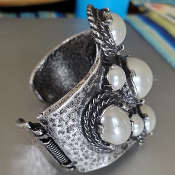 Chunky and bold statement bracelet - Picture 2 of 6